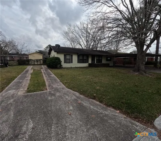 a view of a house with backyard