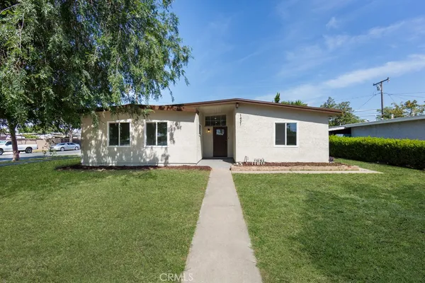 a view of a house with backyard