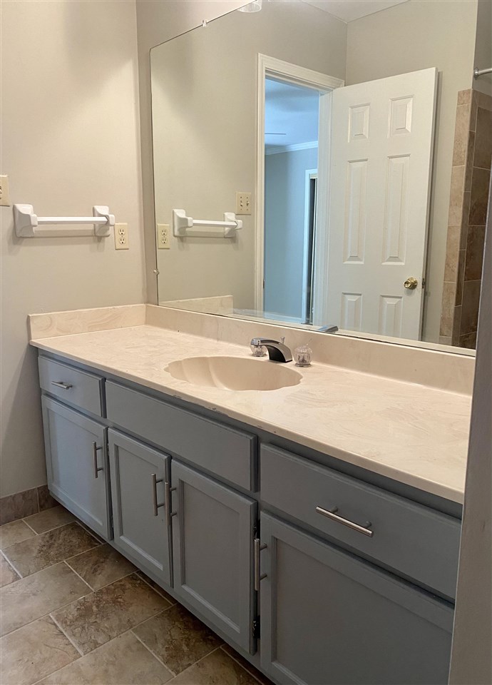 214 South Walnut Bend Road Memphis, TN 38018 - Photo 18 of 24 Full bath attached to Bedroom 1.