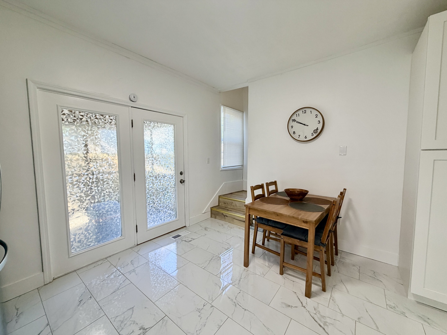 1112 Ophia Street Metropolis, IL 62960 - Photo 16 of 32 a room with furniture and a window