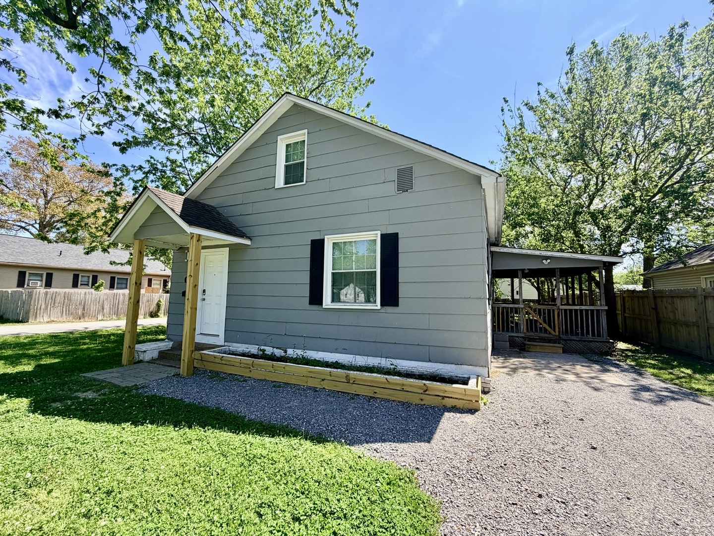 1112 Ophia Street Metropolis, IL 62960 - Photo 3 of 32 a front view of a house with garden