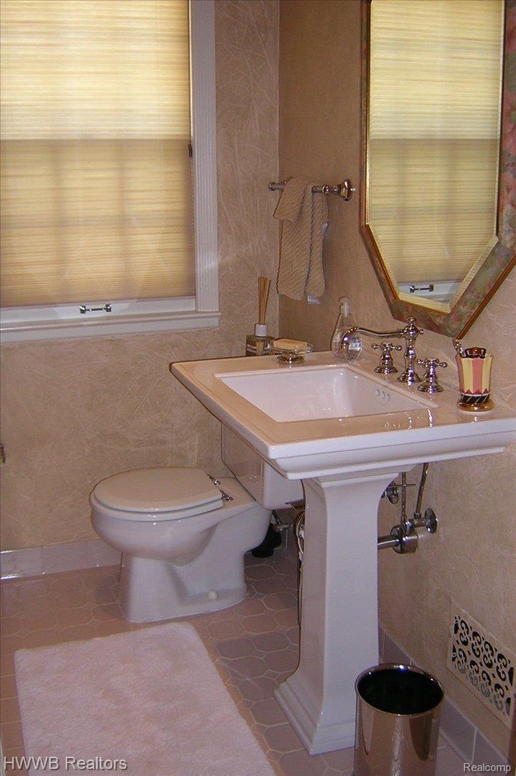 3964 Kenmore Road Berkley, MI 48072 - Photo 9 of 12 BATH