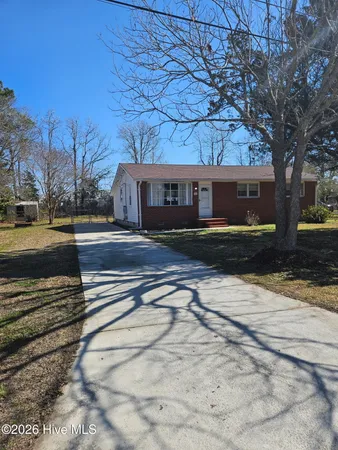 $1,650 | 708 West Pineland Drive, Swansboro, NC 28584