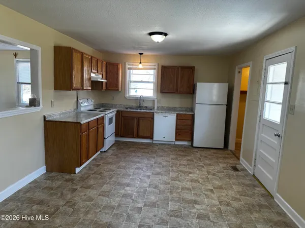 $1,650 | 708 West Pineland Drive, Swansboro, NC 28584