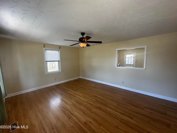 $1,650 | 708 West Pineland Drive, Swansboro, NC 28584