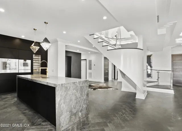 a view of entryway and kitchen