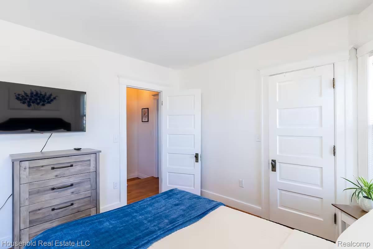 4446 Commonwealth Street Detroit, MI 48208 - Photo 6 of 28 Bedroom featuring baseboards