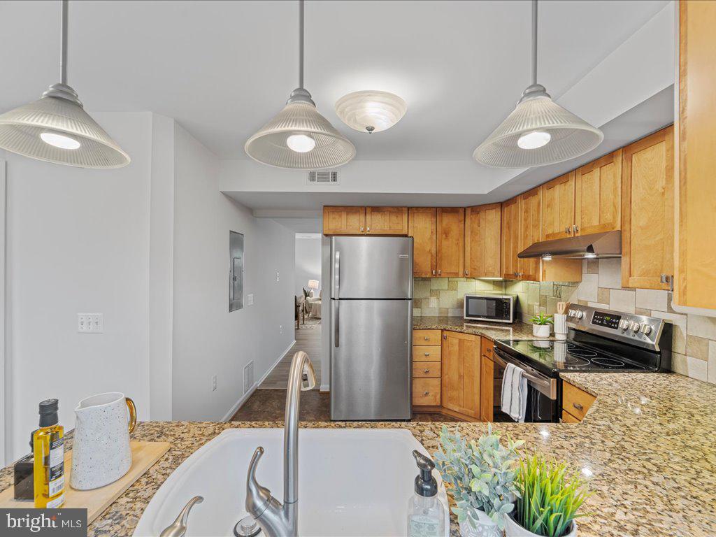 11942 Escalante Court Reston, VA 20191 - Photo 11 of 45 Kitchen