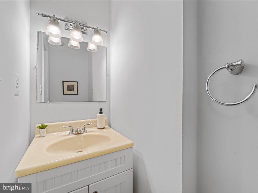 11942 Escalante Court Reston, VA 20191 - Photo 14 of 45 Main Level Half Bath