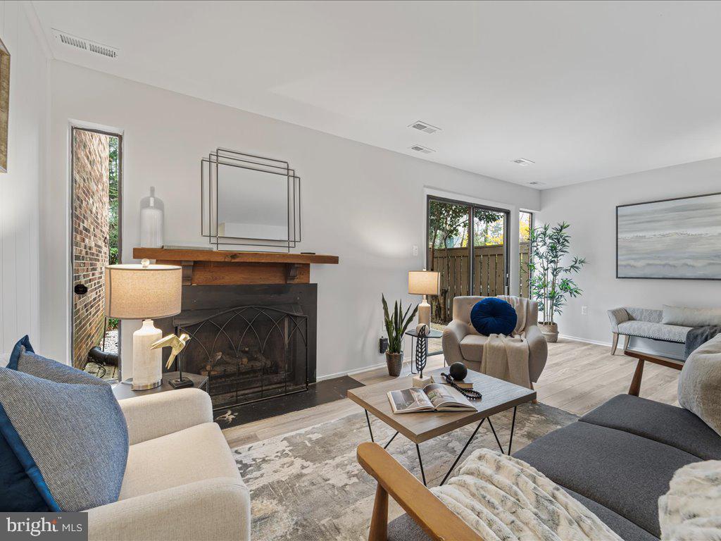 11942 Escalante Court Reston, VA 20191 - Photo 2 of 45 Living Room