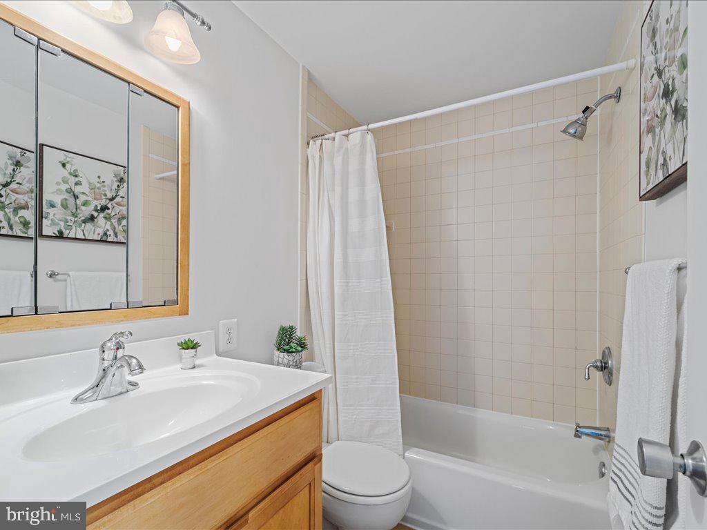 11942 Escalante Court Reston, VA 20191 - Photo 24 of 45 2nd Level Full Bath