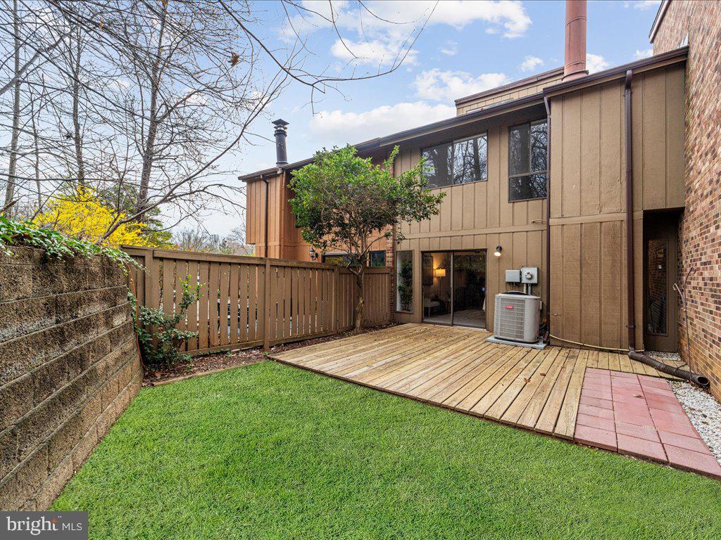 11942 Escalante Court Reston, VA 20191 - Photo 30 of 45 Backyard