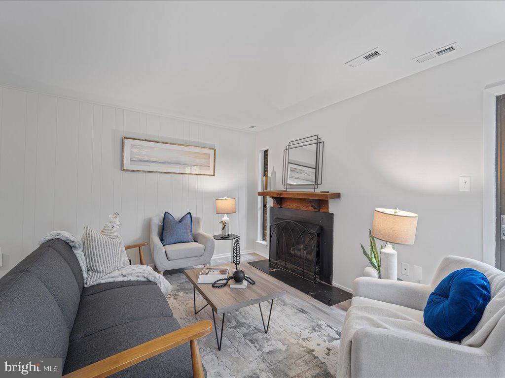 11942 Escalante Court Reston, VA 20191 - Photo 3 of 45 Living Room