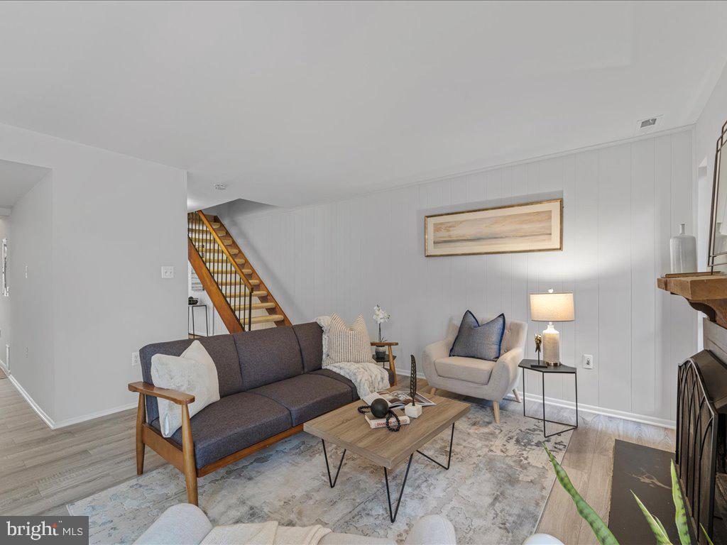 11942 Escalante Court Reston, VA 20191 - Photo 5 of 45 Living Room