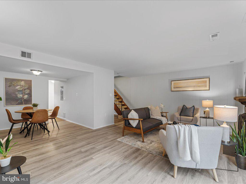 11942 Escalante Court Reston, VA 20191 - Photo 6 of 45 Living Room