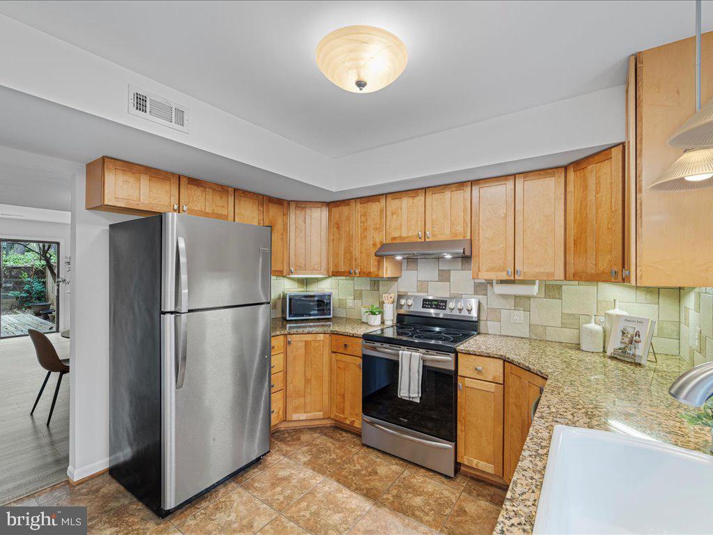 11942 Escalante Court Reston, VA 20191 - Photo 8 of 45 Kitchen