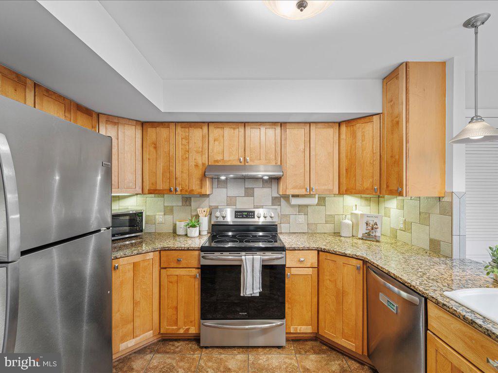 11942 Escalante Court Reston, VA 20191 - Photo 9 of 45 Kitchen