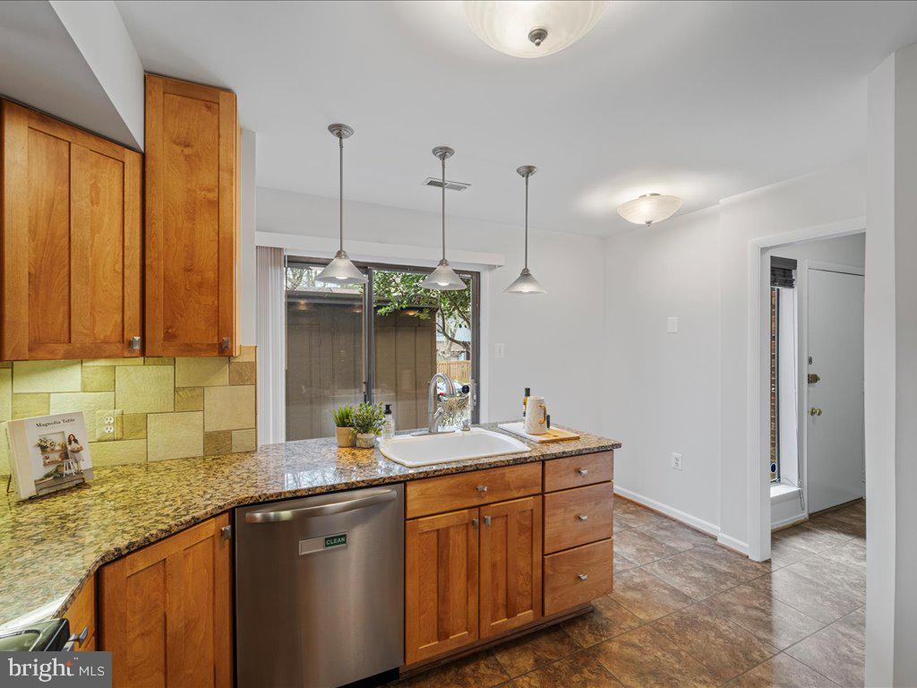 11942 Escalante Court Reston, VA 20191 - Photo 10 of 45 Kitchen