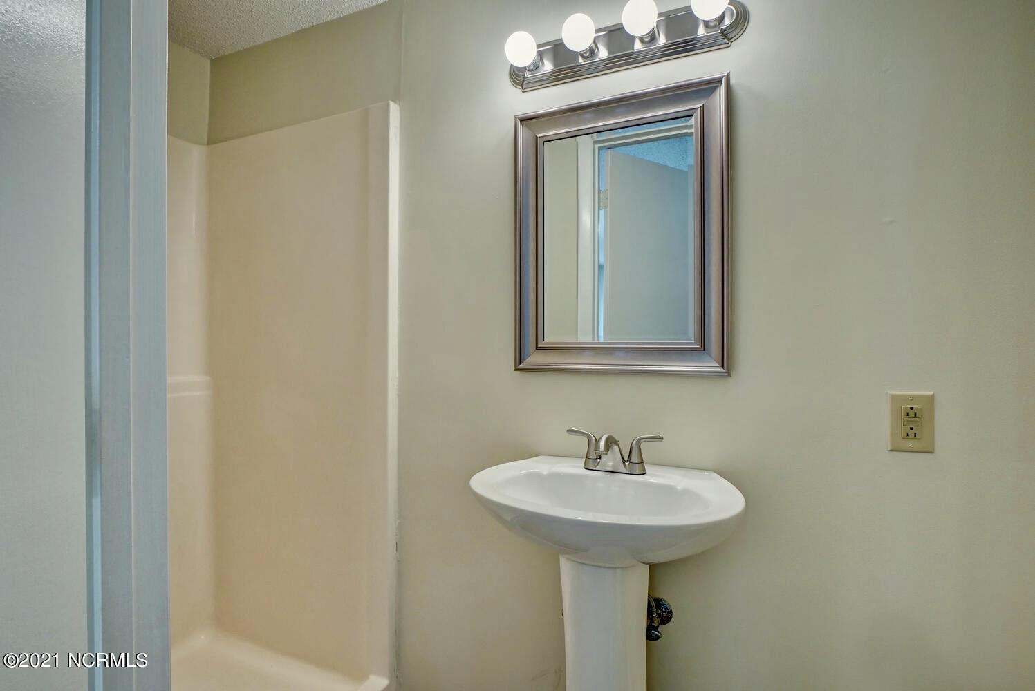 408 Houston Road Jacksonville, NC 28540 - Photo 15 of 29 Bath 2