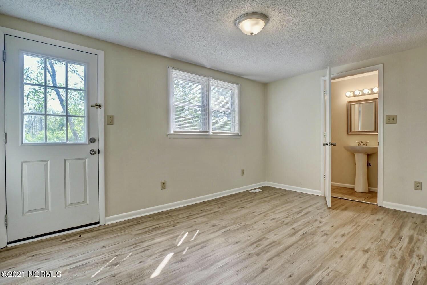 408 Houston Road Jacksonville, NC 28540 - Photo 20 of 29 Family room