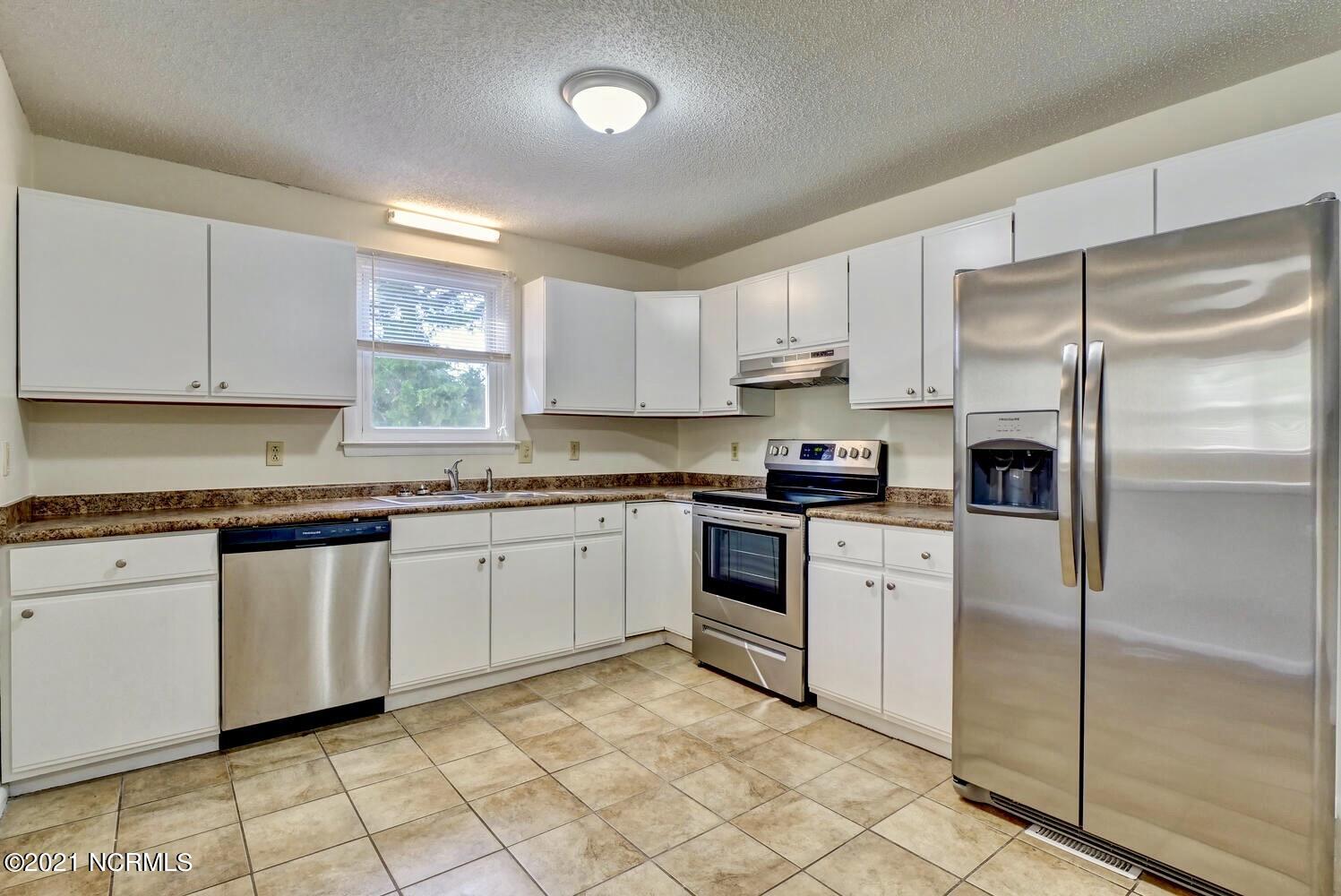408 Houston Road Jacksonville, NC 28540 - Photo 4 of 29 Kitchen