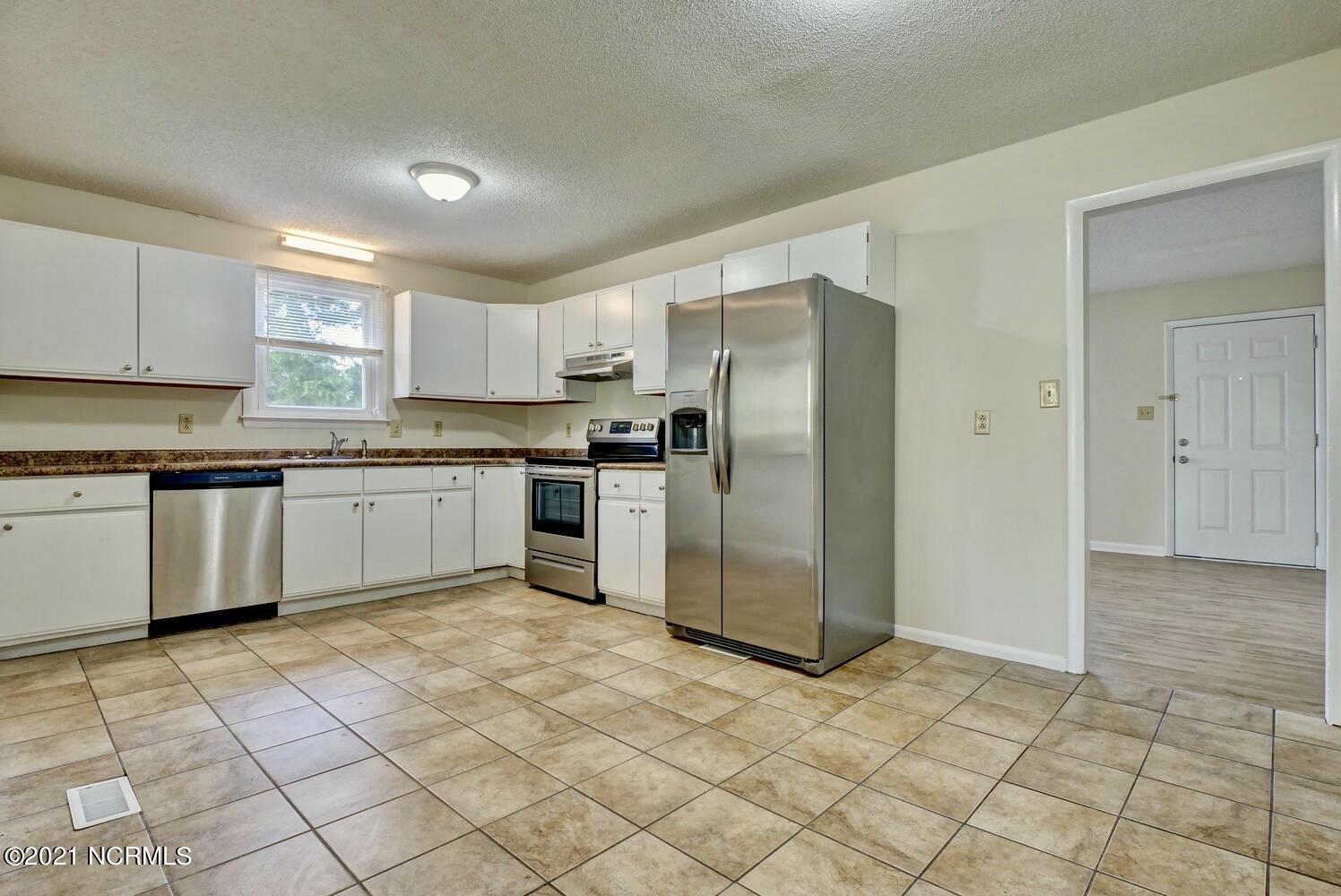 408 Houston Road Jacksonville, NC 28540 - Photo 6 of 29 Kitchen