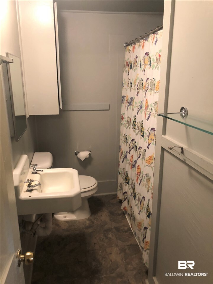 1704 Laurel Street Mobile, AL 36604 - Photo 8 of 8 Garage apartment Bathroom