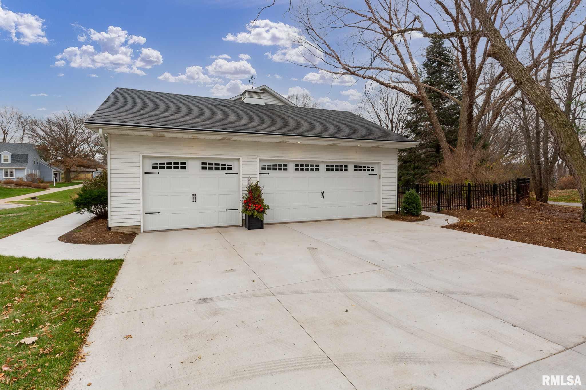 4855 Rambling Court Bettendorf, IA 52722 - Photo 3 of 32 Gallery Image 3