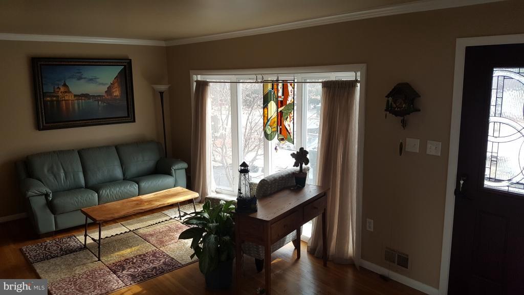 4512 Picot Road Alexandria, VA 22310 - Photo 3 of 22 Living Room