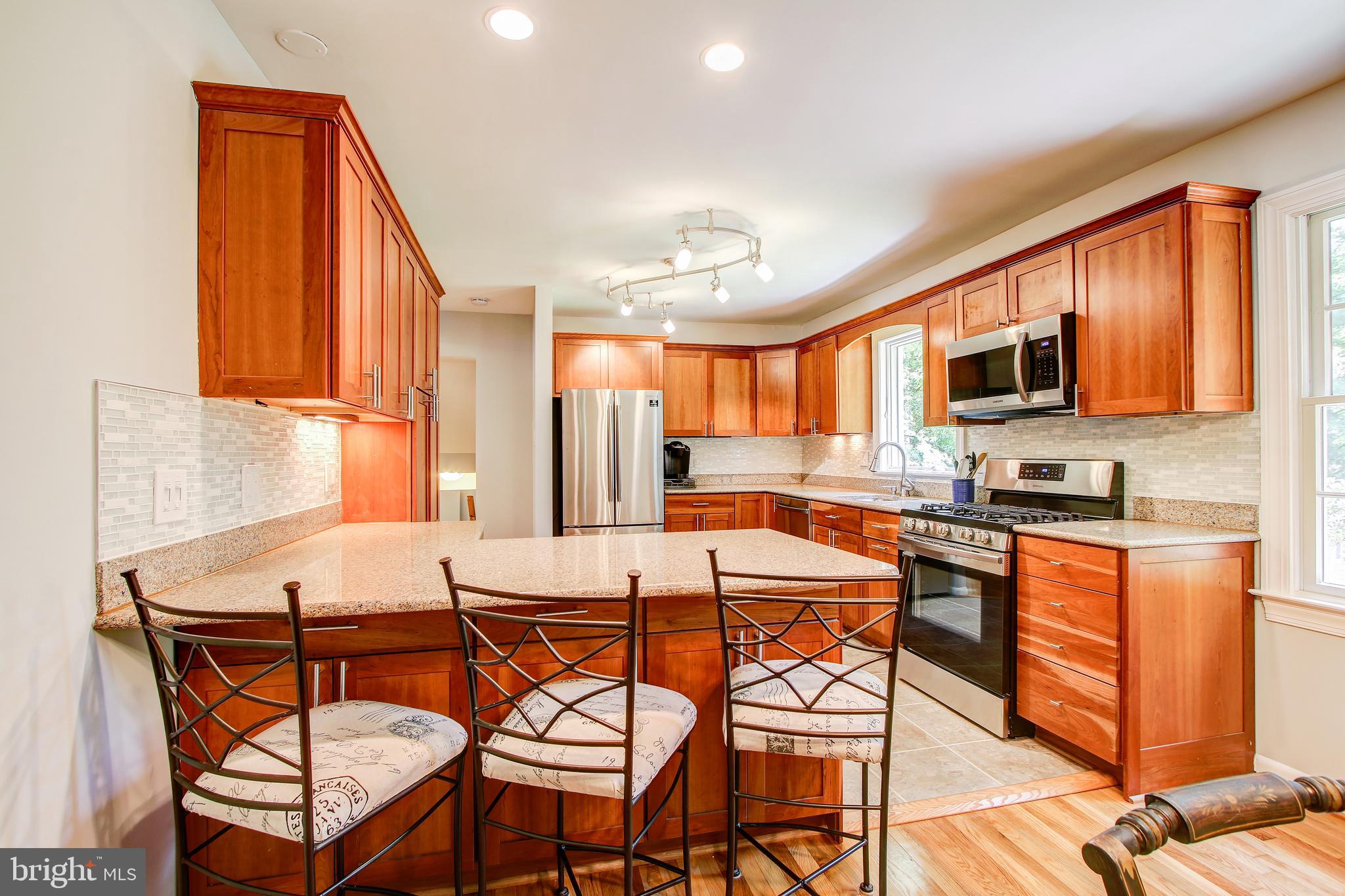 8403 Riverside Road Alexandria, VA 22308 - Photo 15 of 52 Kitchen Breakfast Bar!