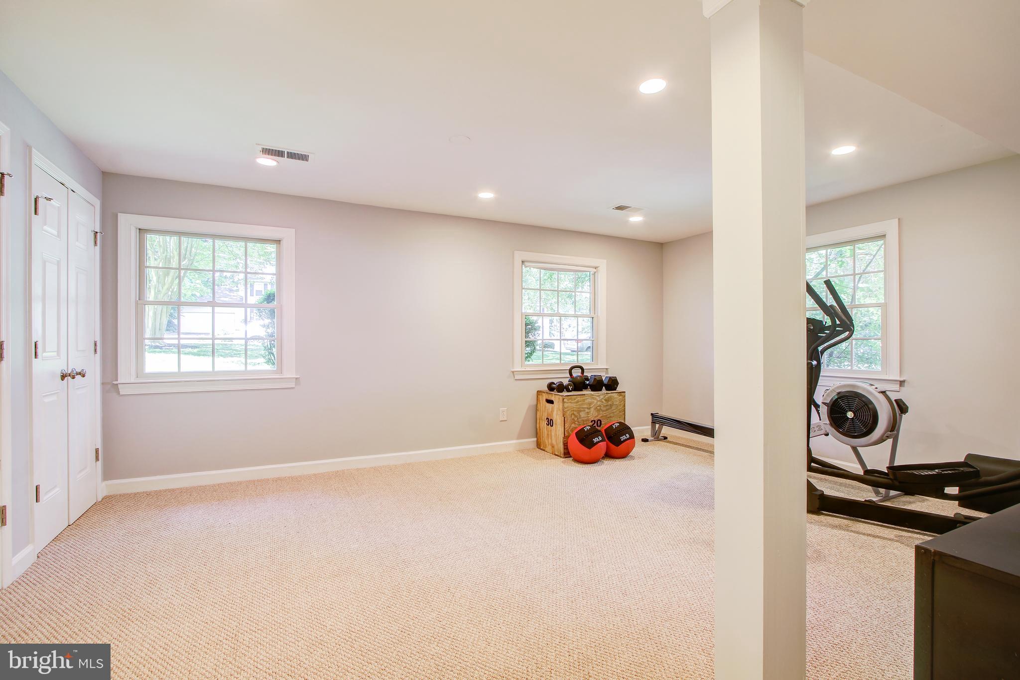 8403 Riverside Road Alexandria, VA 22308 - Photo 20 of 52 Super Spacious Family Room with Recessed Lighting