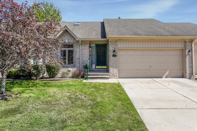 $244,999 | 35152 Kings Forest Boulevard, Clinton Township, MI 48035