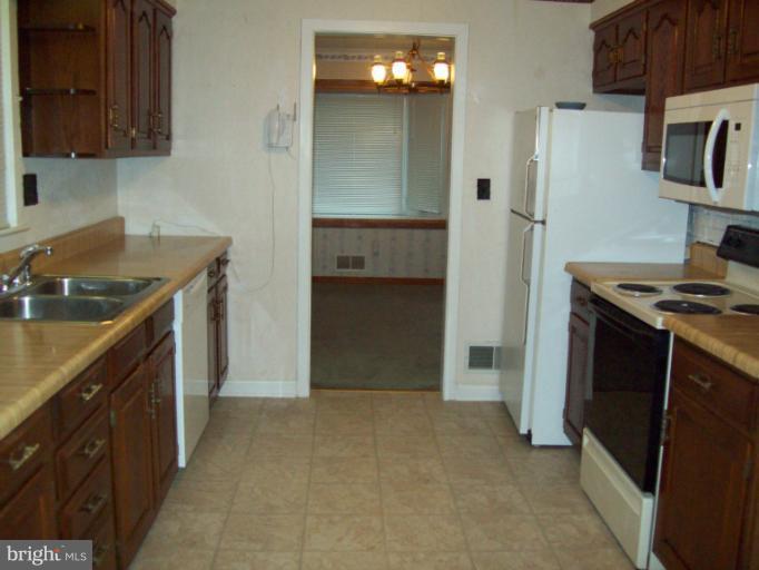 26824 Ridge Road Damascus, MD 20872 - Photo 8 of 15 Kitchen