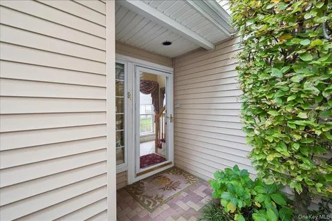 a view of entryway with a house