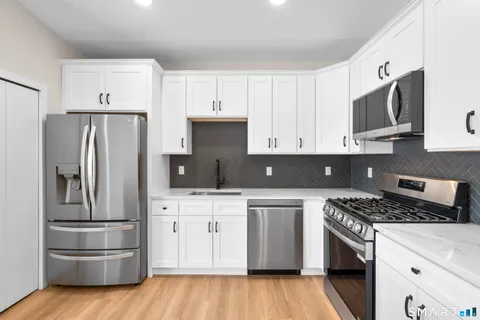 $3,000 | 937 Post Road, Unit 2B, Fairfield, CT 06824