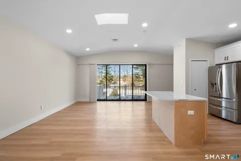 $3,000 | 937 Post Road, Unit 2B, Fairfield, CT 06824