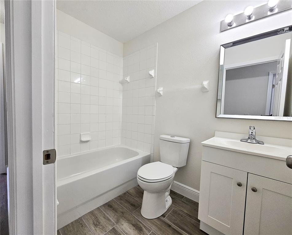 411 Australian Way Davenport, FL 33897 - Photo 19 of 24 a bathroom with a sink toilet and shower