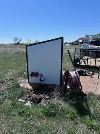 a view of a backyard