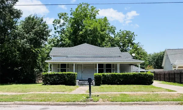 $210,000 | 106 West Prairie Avenue, Eagle Lake, TX 77434