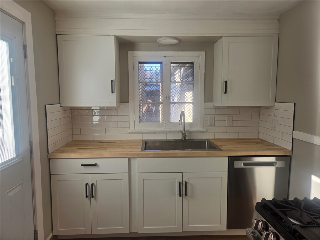 21 Gardiner Park, Unit LOWR Rochester, NY 14607 - Photo 15 of 23 Brand new kitchen, butcher bloc countertop, full dishwasher, and new stainless steel appliances