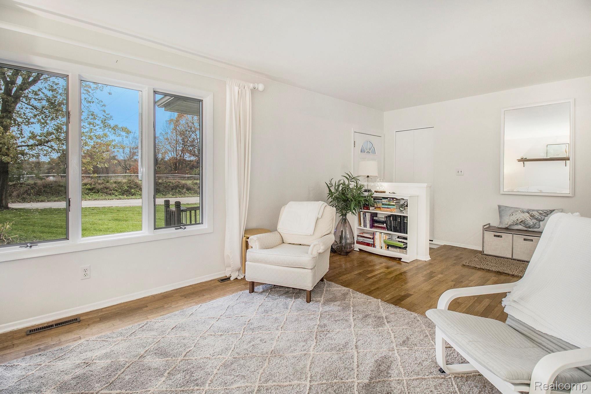 8248 Hartland Road Fenton, MI 48430 - Photo 4 of 37 17.jpg