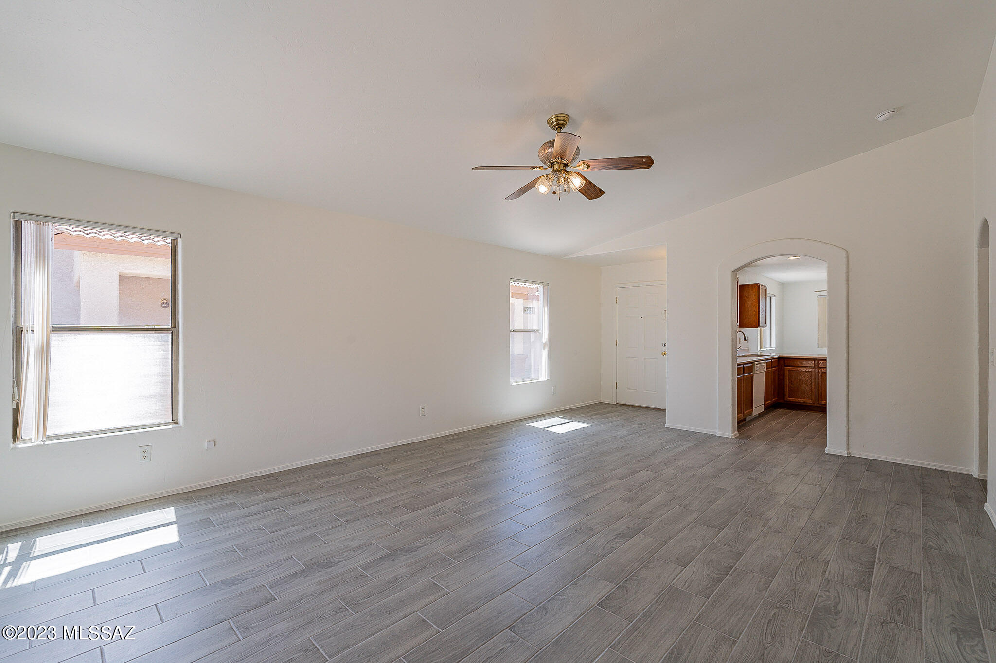 8513 East Sarnoff Ridge Loop Tucson, AZ 85710 - Photo 4 of 33