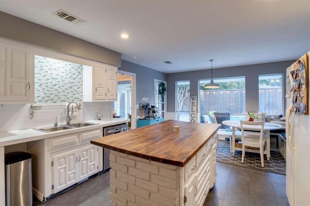 2628 Dalgreen Court Plano, TX 75075 - Photo 14 of 27 a kitchen that has a table and chairs in it