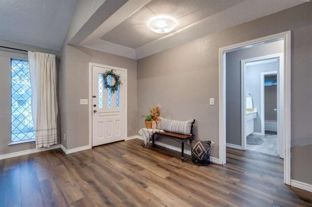 2628 Dalgreen Court Plano, TX 75075 - Photo 5 of 27 a view of a livingroom with furniture and wooden floor