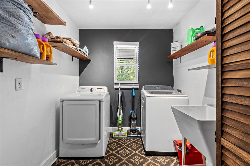 5309 Northeast 60th Avenue High Springs, FL 32643 - Photo 27 of 34 a utility room with dryer and washer
