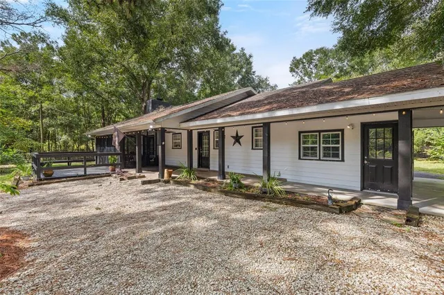 a view of a house with backyard