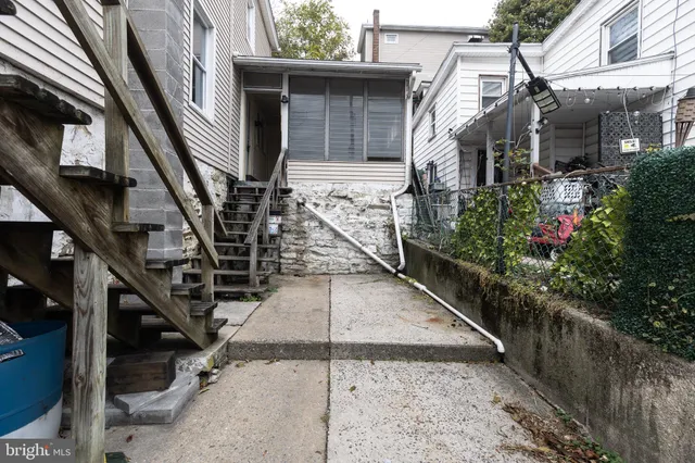 a view of entryway with a front door