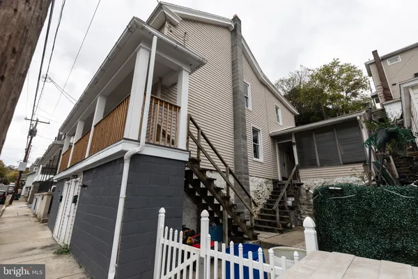 a view of a house with a small yard