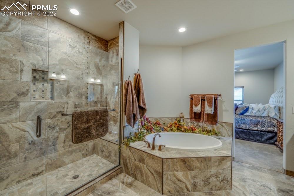 119 Rocchio Drive Florence, CO 81226 - Photo 20 of 48 a bathroom with a tub and a mirror