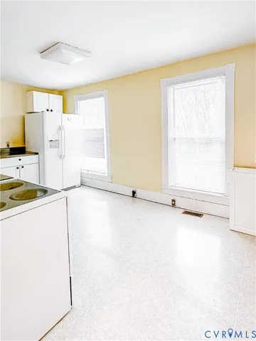 a view of entryway with a front door